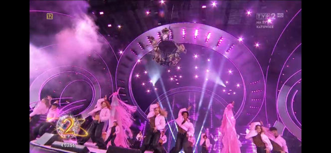 Sylwester z Dwójką TVP. Doda przebierała się dwa razy. Zapięta pod szyję wyglądała obłędnie!