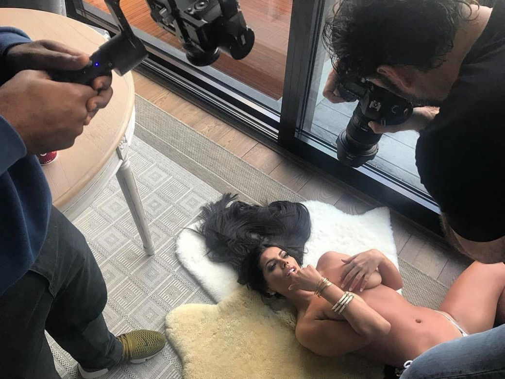 Miss Bumbum uczy nagiej jogi!