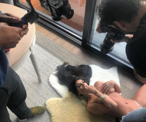 Miss Bumbum uczy nagiej jogi!