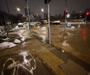 Kilkanaście awarii wodociągowych w Nowy Rok w Warszawie, zalane ulice. Kilkadziesiąt budynków bez wody