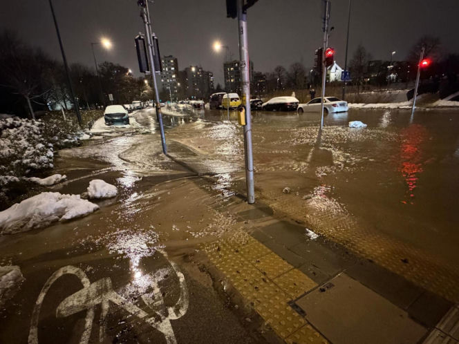 Kilkanaście awarii wodociągowych w Nowy Rok w Warszawie, zalane ulice. Kilkadziesiąt budynków bez wody