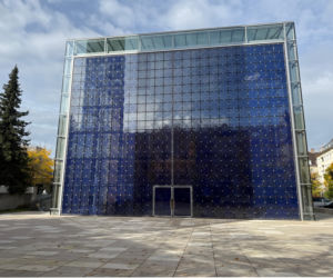 Klonowa świątynia wewnątrz szklanego kontenera. Ikoniczny kościół w Monachium