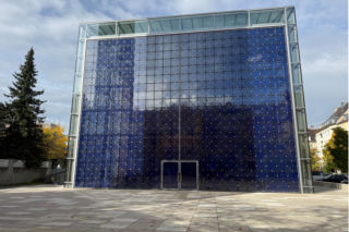 Klonowa świątynia wewnątrz szklanego kontenera. Kościół Najświętszego Serca Jezusowego w Monachium