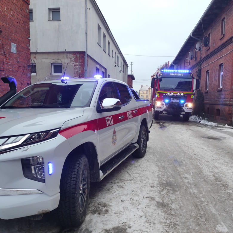 Auto spłonęło między budynkami mieszkalnymi w Braniewie