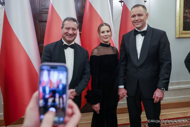 Czarna suknia z prześwitami pierwszej damy rozpaliła Pałac Prezydencki