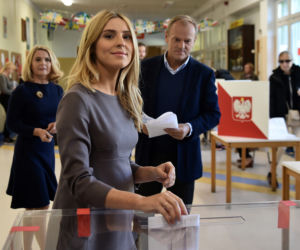 Donald Tusk głosuje wraz z rodziną
