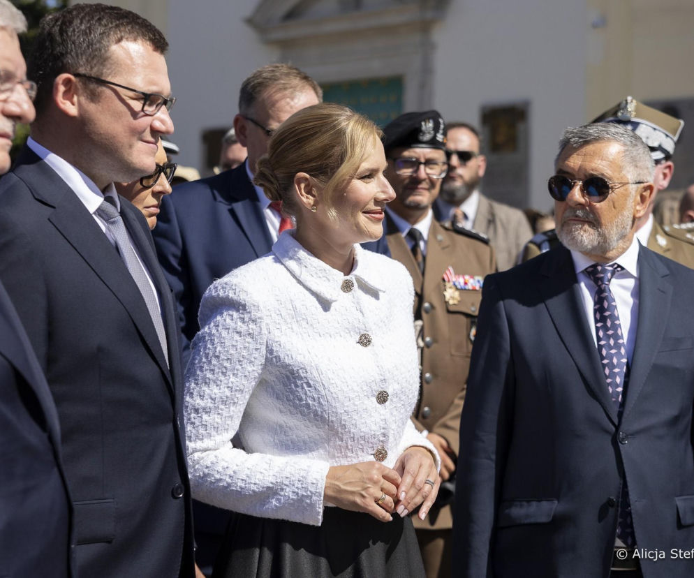 Marta Nawrocka w jasnym żakiecie podczas rocznicy Odsieczy Wiedeńskiej w Austrii. O jej podróży przeczytasz na SE.