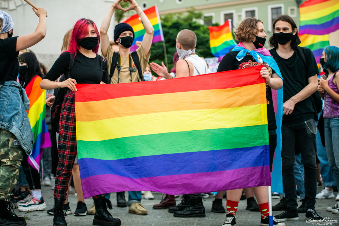 Demonstracja LGBT i narodowców na krakowskim Rynku