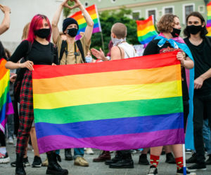 Demonstracja LGBT i narodowców na krakowskim Rynku