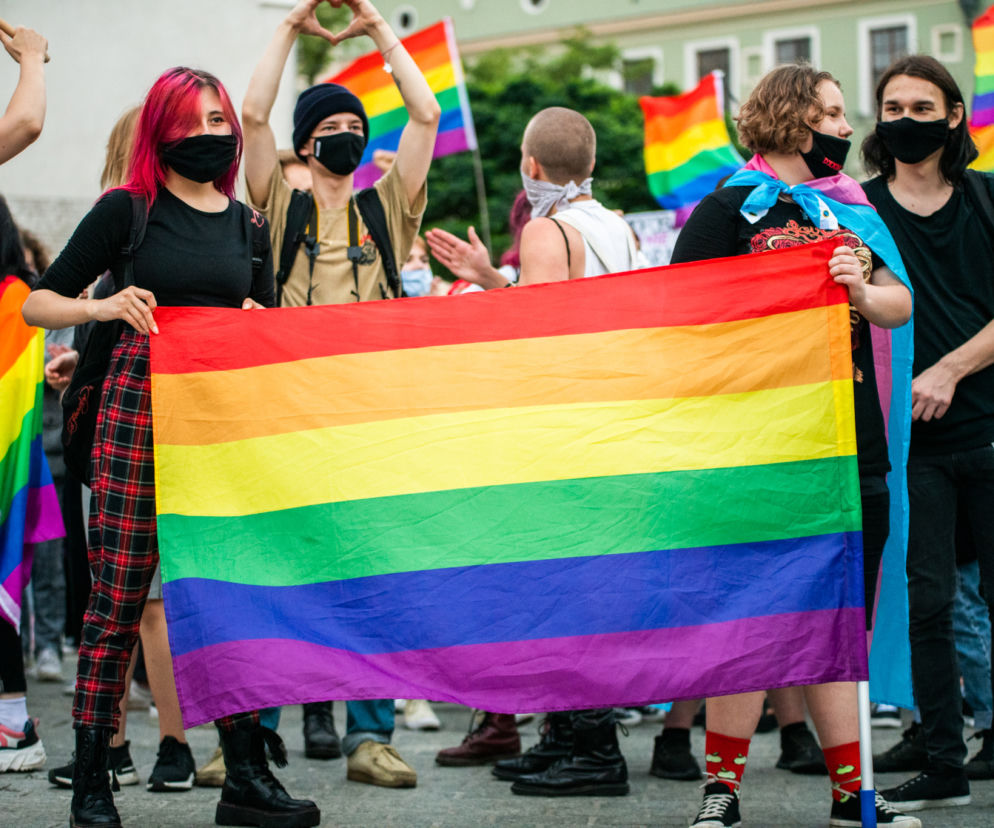 Demonstracja LGBT i narodowców na krakowskim Rynku
