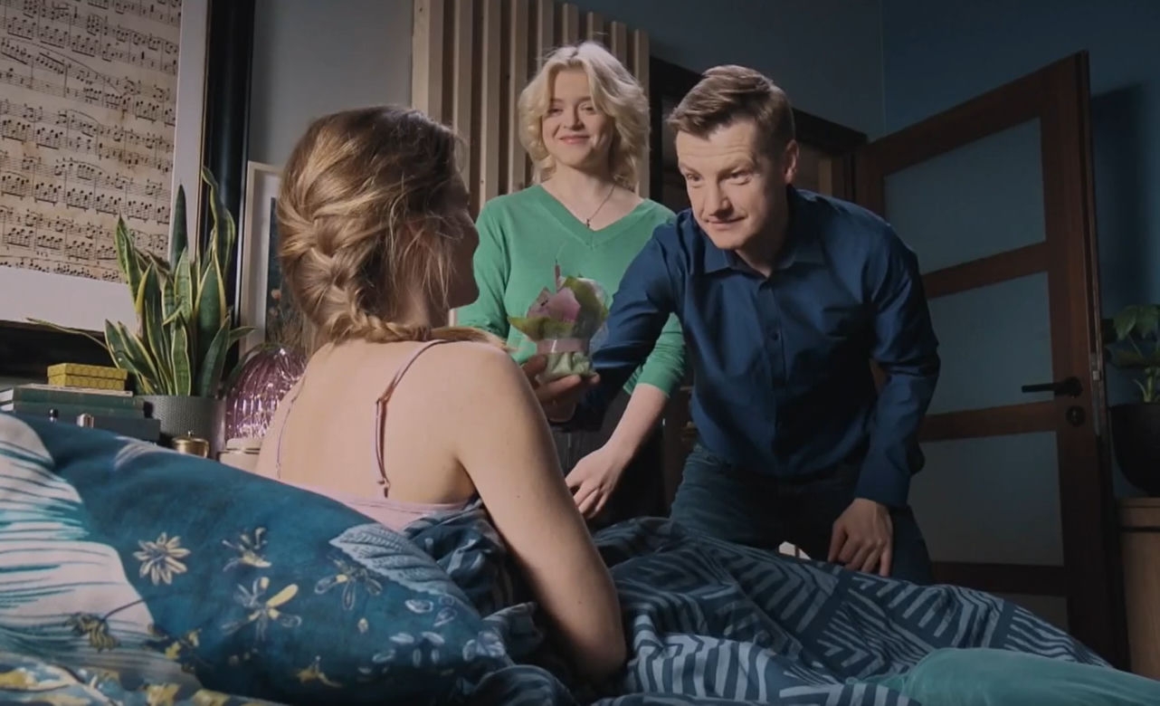 M jak miłość, odcinek 1661: Franka (Dominika Kachlik), Basia (Gabriela Raczyńska), Paweł (Rafał Mroczek)