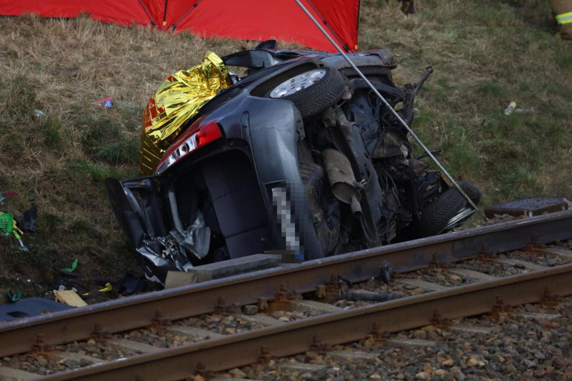 Tragedia na torach! Dwie ofiary śmiertelne po zderzeniu pociągu z autem
