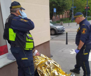 Kobieta padła na ziemie i rozbiła głowę. Krew lała się po chodniku. Co się stało?