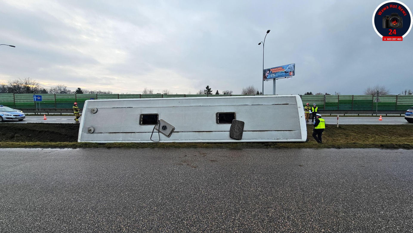 Jabłonna. Autokar w rowie, w środku ponad 20 osób