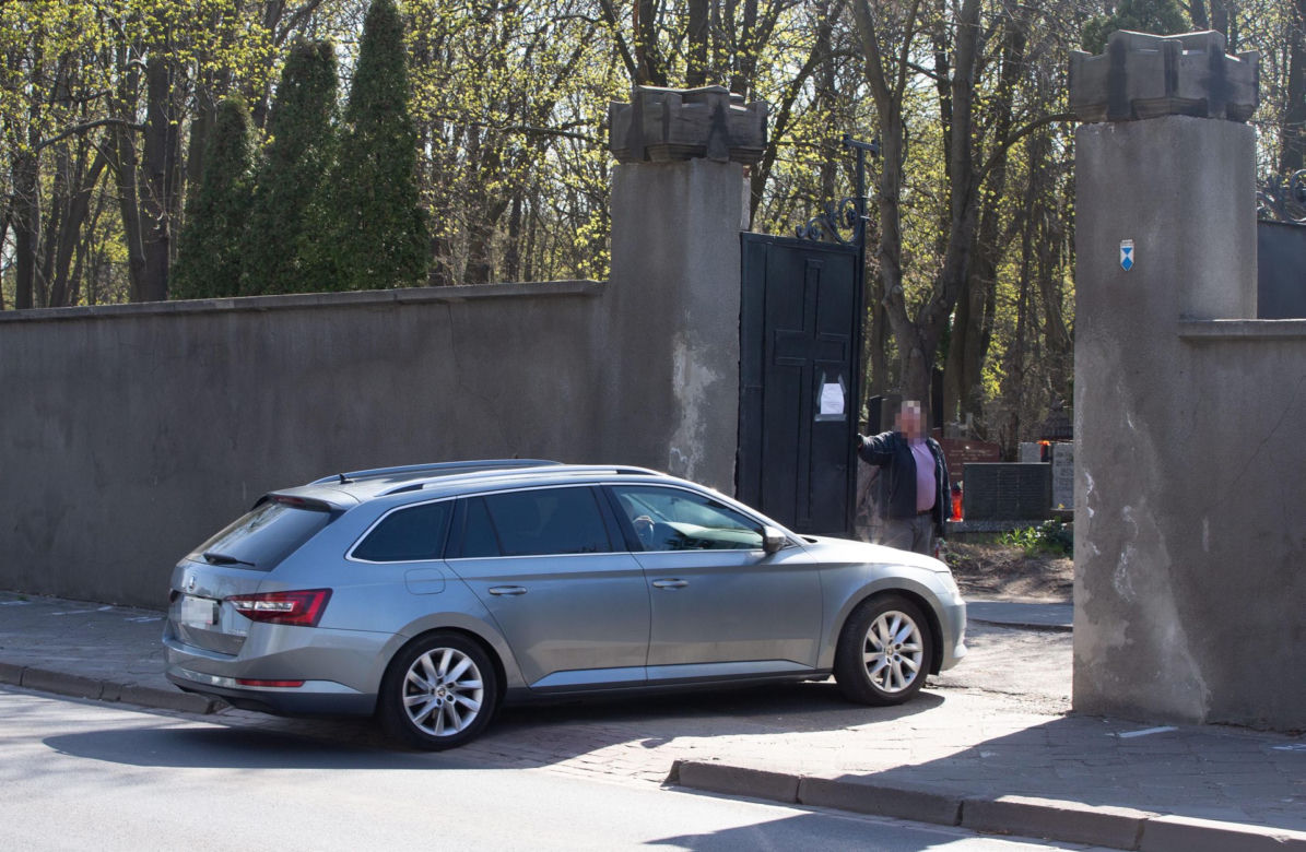 Kaczyński na grobie ukochanej mamy