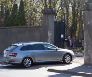 Kaczyński na grobie ukochanej mamy