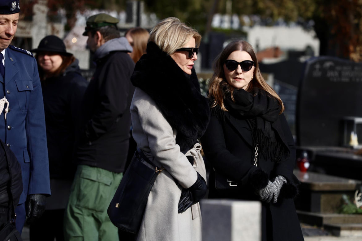 Joanna Racewicz ociera łzy przy grobie męża, pocieszyła ją Barbara Nowacka