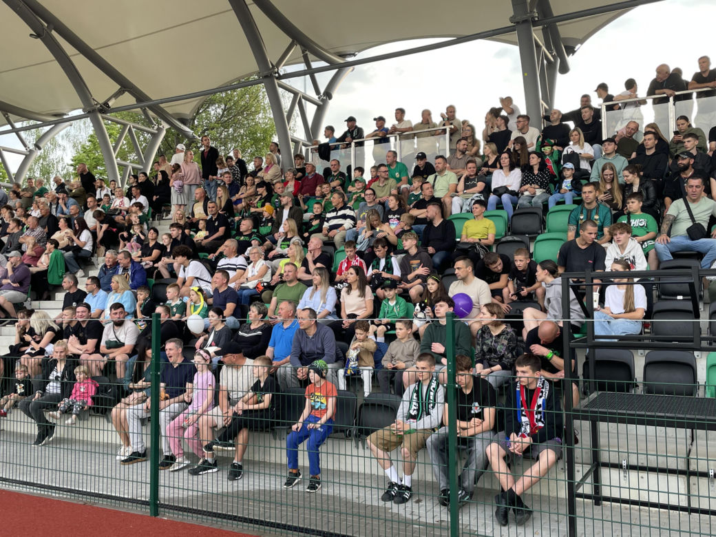 Kibice na otwarciu stadionu w Starachowicach