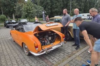 Motoryzacyjne legendy pod Torbydem. „Bydgoskie Klasyki Nocą” znów przyciągnęły tłumy