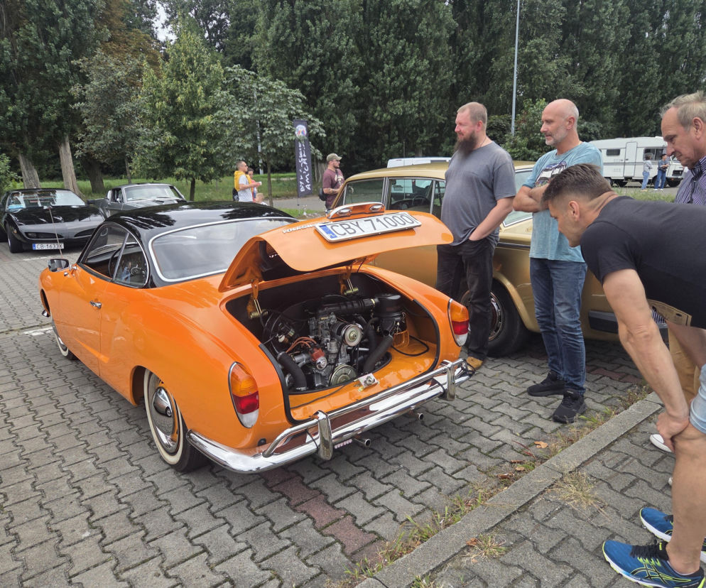 Motoryzacyjne legendy pod Torbydem. „Bydgoskie Klasyki Nocą” znów przyciągnęły tłumy