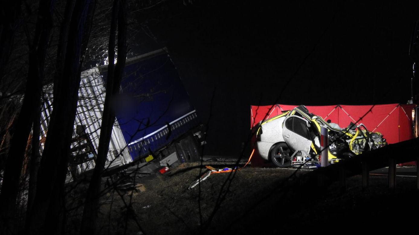 Tragiczny wypadek na krajowej „50”. 39-latek wbił się seatem w ciężarówkę. Nie żyje