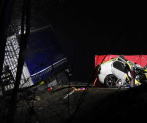 Tragiczny wypadek na krajowej „50”. 39-latek wbił się seatem w ciężarówkę. Nie żyje