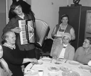 Wigilia dla starszych osób zorganizowana przez Polski Komitet Pomocy Społecznej w Warszawie (1975)
