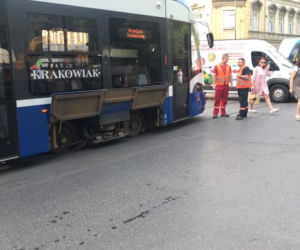 Kraków: Nowy dzień, nowe wykolejenie. Tramwaj wyleciał z szyn w centrum miasta