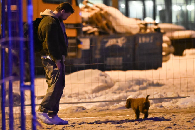 Sebastian Fabijański z pieskiem na spacerze