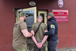 Kielce: Poszukiwany listem gończym cudzoziemiec deportowany. Otrzymał 10 lat zakazu wjazdu do strefy Schengen