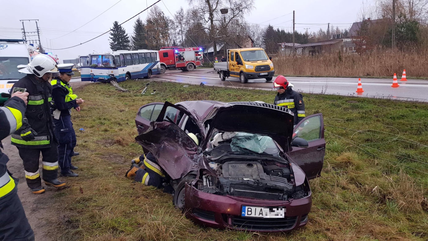 Tołcze. Autobus zderzył się z osobówką. Trzy osoby zabrane do szpitala