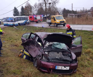 Tołcze. Autobus zderzył się z osobówką. Trzy osoby zabrane do szpitala