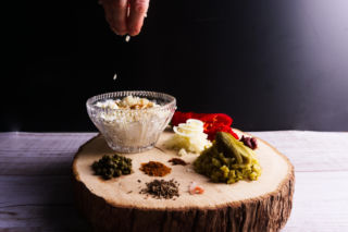 Liptauer – kultowa pasta serowa z Austrii. Jedno mieszanie i masz smarowidło lepsze niż ze znanej winiarni