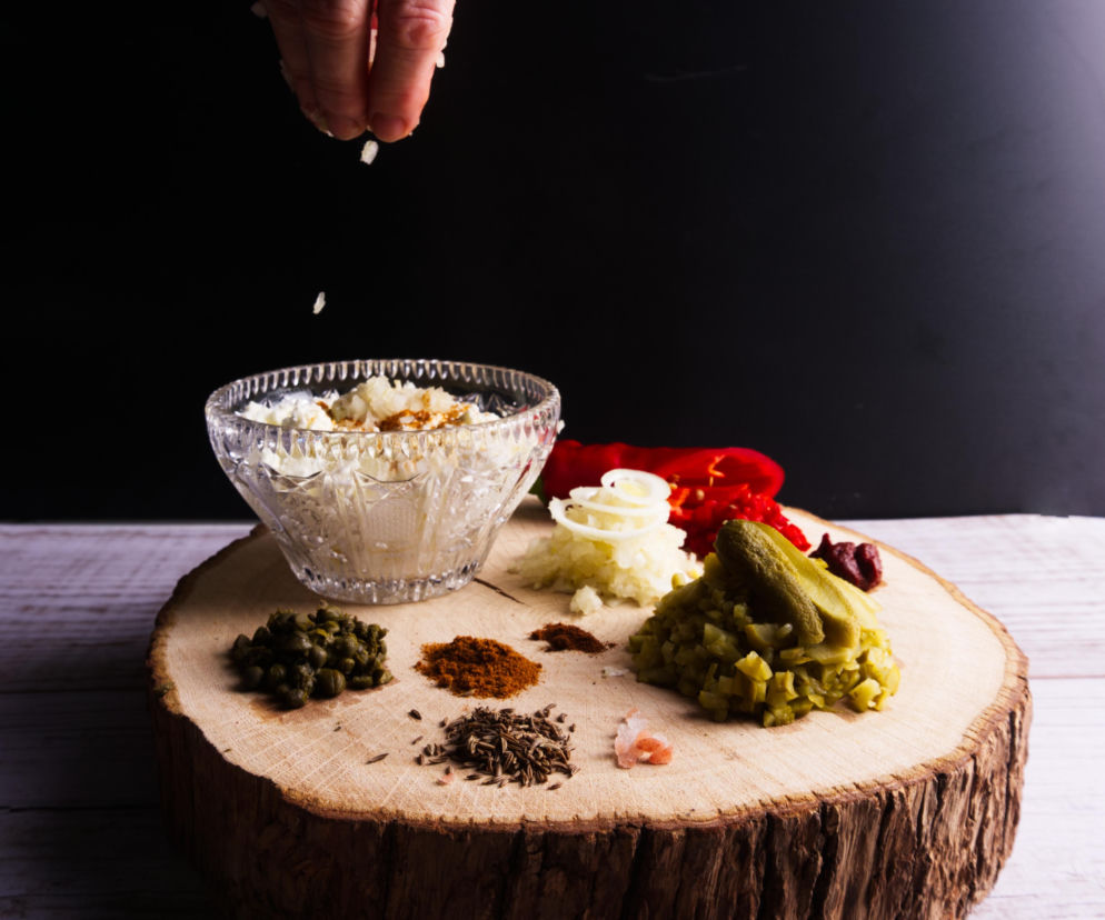 Liptauer – kultowa pasta serowa z Austrii. Jedno mieszanie i masz smarowidło lepsze niż ze znanej winiarni