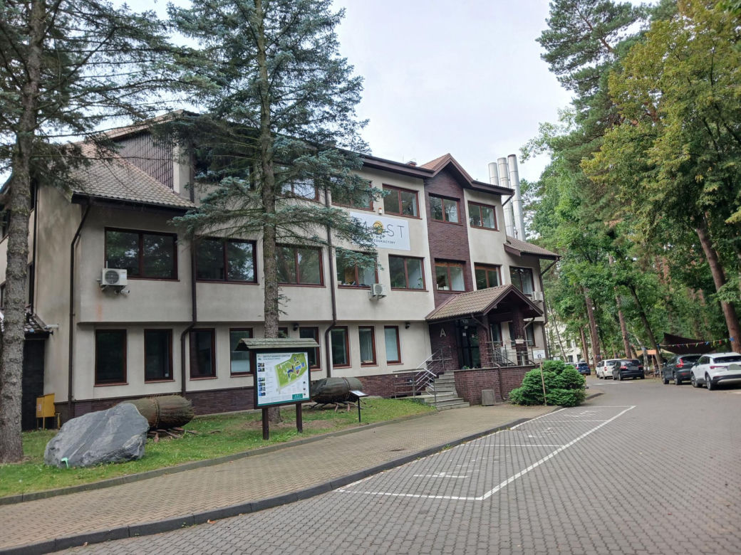 Dzieci w Sękocinie Starym ucza się pod chmurką