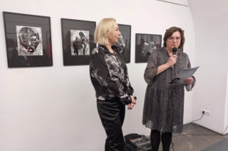 Wystawa słynnego malarza bez obrazów. Beksiński Nieoczywisty. Wystawa Fotografii i Grafik w MBWA w Lesznie