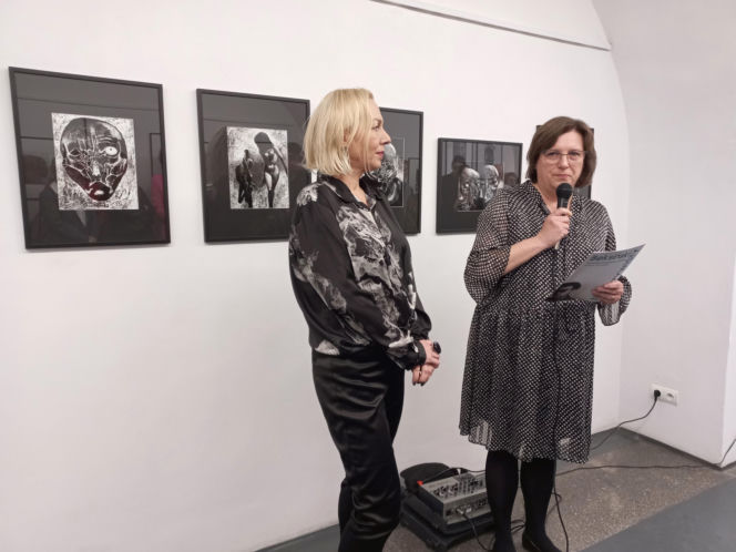 Wystawa słynnego malarza bez obrazów. "Beksiński Nieoczywisty. Wystawa Fotografii i Grafik" w MBWA w Lesznie