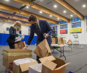Warszawska wigilia. Rafał Trzaskowski pakuje świąteczne paczki