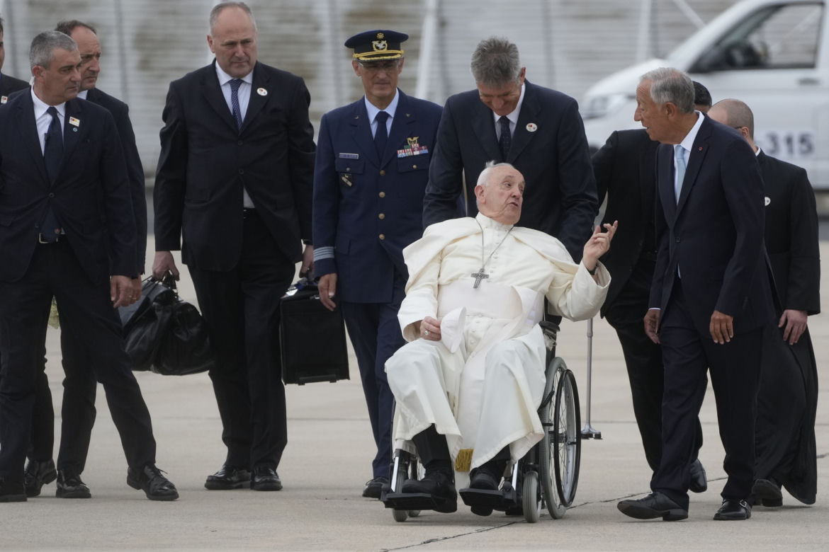 Papież na wózku inwalidzkim! Niepokojący stan zdrowia Franciszka