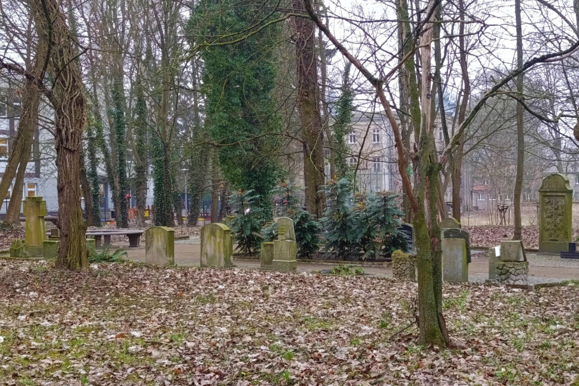 Wandalizm w lapidarium