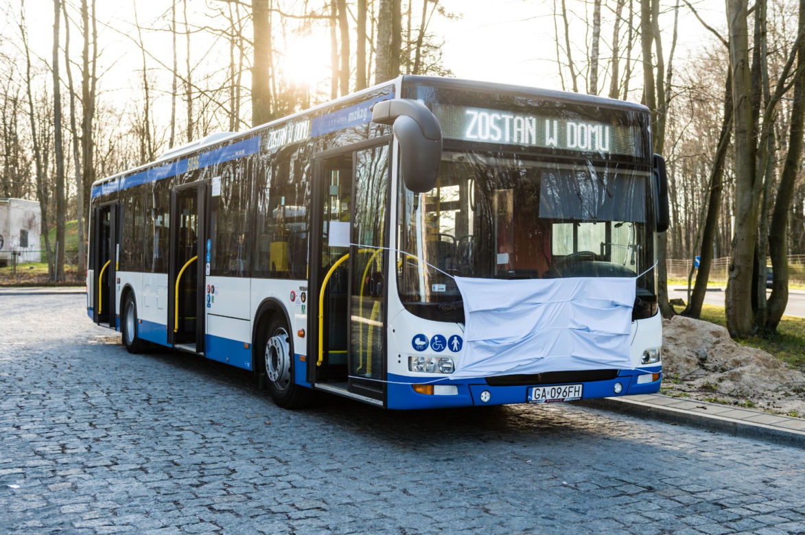 Autobusy w Gdyni, zachęcają do noszenia maseczek