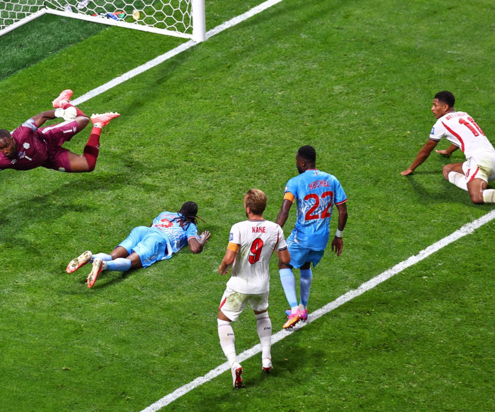 Bramkarz Lionel Mpasi broni strzał Anglików. O zwycięstwie Harry'ego Kane'a przeczytasz na SE Supersport.