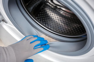 Odwołaj serwisanta pralki. Smród i pleśń znikną, gdy upierzesz 1 tabletkę. Pralka będzie jak nowa. Sposób na pleśń w pralce