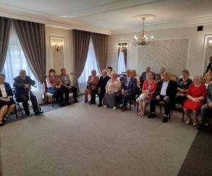 Pamiątkowe medale, legitymacje i kwiaty z okazji 50-lecia pożycia małżeńskiego odebrało w Siedlcach osiem par
