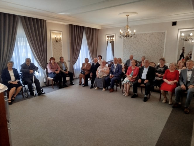 Pamiątkowe medale, legitymacje i kwiaty z okazji 50-lecia pożycia małżeńskiego odebrało w Siedlcach osiem par