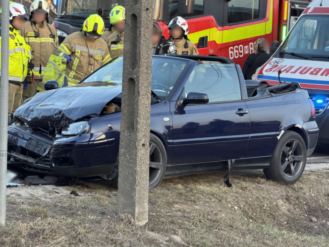Huk w spokojnej wsi. Doszło do wypadku, jedna osoba w szpitalu