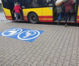 Nowe znaki dla niepełnosprawnych na przystanakach