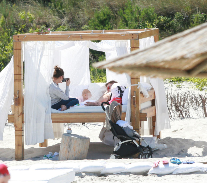 Jakub Wesołowski z rodziną na plaży w Juracie_1PUBL