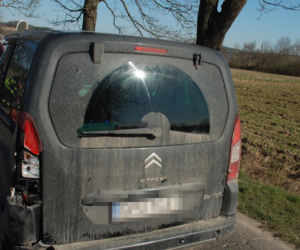 Niebezpieczny wypadek w Pomorskiem. 67-letni motocyklista zderzył się z dwoma autami