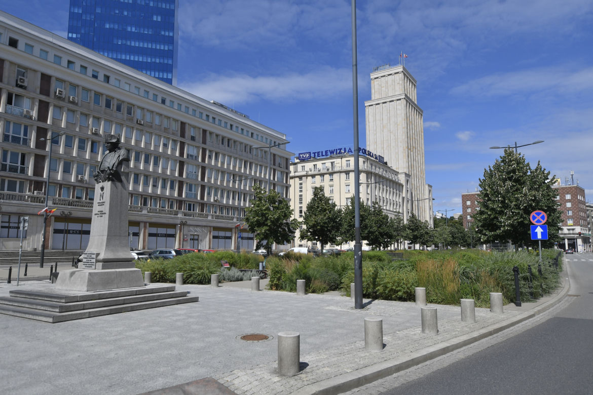 "Parkowanie w Warszawie to makabra!" Lipy opóźniają budowę parkingu podziemnego